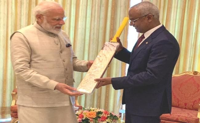 पीएम मोदी ने मालदीव के राष्ट्रपति को टीम इंडिया के खिलाड़ियों के हस्ताक्षर वाला बल्ला भेंट किया