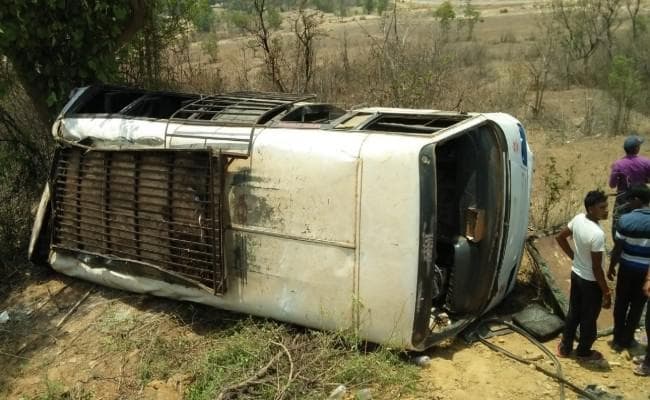 रांची से लग्न बंधी के लिए बड़कागांव सूर्य मंदिर जा रही बस खाई में गिरी, 2 की मौत, 22 घायल