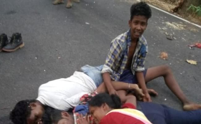 सिमडेगा : सड़क दुर्घटना में दो बाइक सवार युवकों की मौत, एक घायल