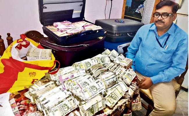 पटना : निगरानी की बड़ी कार्रवाई, पथ निर्माण विभाग का इंजीनियर 14 लाख रुपये घूस लेते हुआ गिरफ्तार