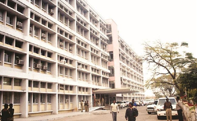 रांची रिम्स: डॉक्टर मरीजों को लिखते हैं एक दर्जन दवा, सेटिंग की दुकान पर ही मिलती है