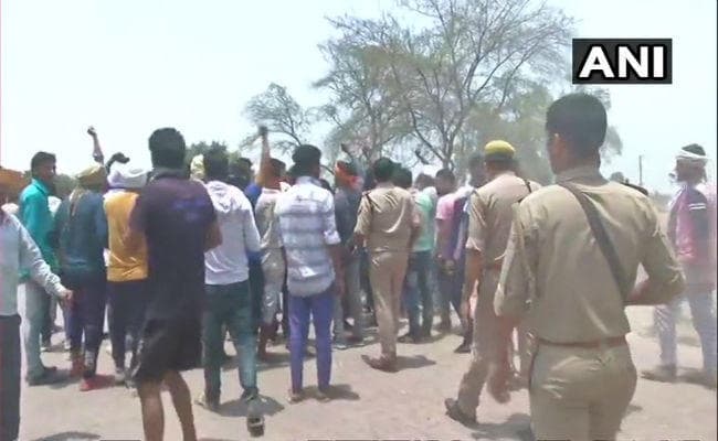 अलीगढ़ में मासूम की हत्या पर टप्पल में प्रदर्शन, साध्वी प्राची को लौटाया, सुरक्षा कड़ी