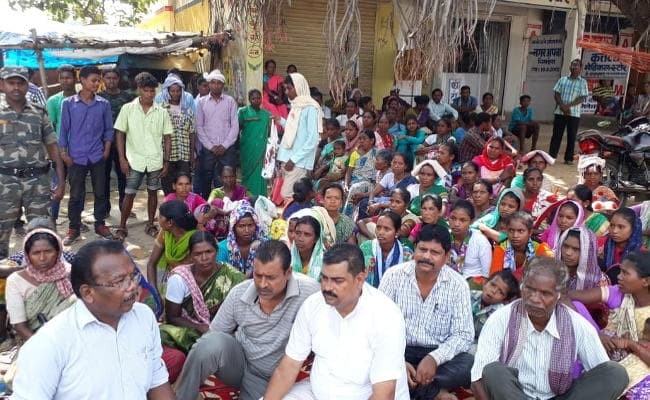 5 महिलाओं की गिरफ्तारी के विरोध में ग्रामीणों के साथ धरना पर बैठे नियेल तिर्की