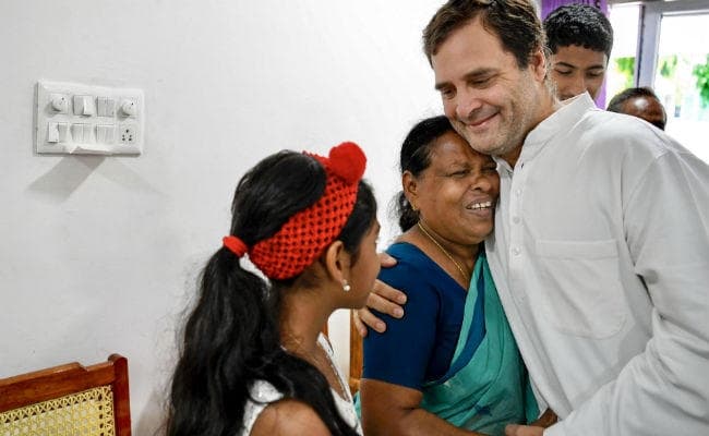 उस नर्स से मिले राहुल गांधी, जिसने उन्हें जन्म के समय हाथों में लिया था