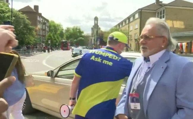 भारत-ऑस्‍ट्रेलिया का मैच देखने पहुंचा भगोड़ा शराब कारोबारी विजय माल्या