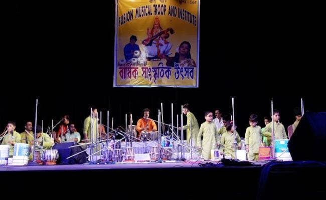 कोलकाता : बच्चों ने बेकार पड़े डिब्बों और थाली से बिखेरी फ्यूजन संगीत, दर्शकों ने सराहा