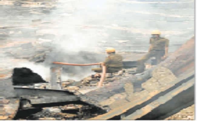 दूसरे दिन भी गोदाम की गर्म दीवारों को ठंडा करते रहे दमकलकर्मी