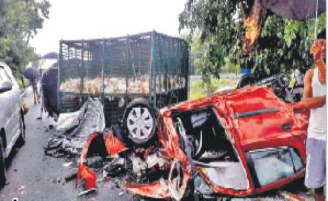 पिकअप वैन व ऑल्टो में हुई आमने-सामने की टक्कर, हादसे में डॉक्टर की मौत