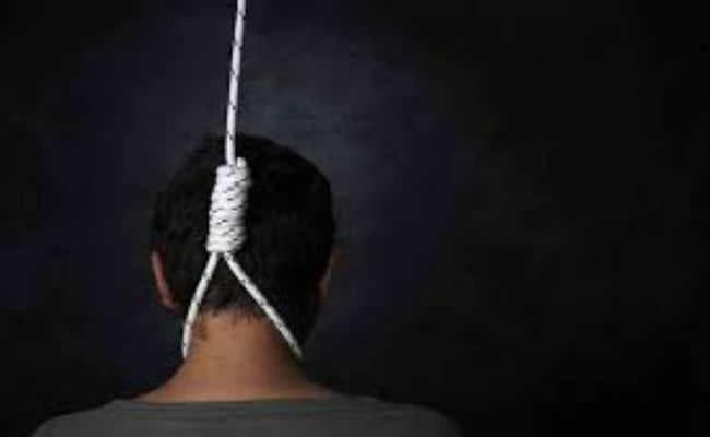 पत्नी व बेटे को जख्मी करने के बाद खुद लगायी फांसी