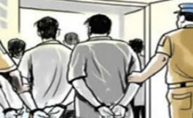 आग्नेयास्त्र व चोरी की गाड़ी के साथ चार गिरफ्तार