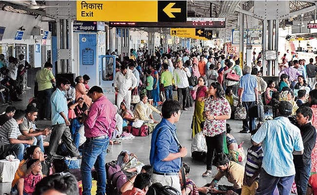 रांची :एक-एक कर लेट होती गयीं छह ट्रेनें फंसे रहे 5000 यात्री, किया हंगामा, ये ट्रेन खुलीं विलंब से