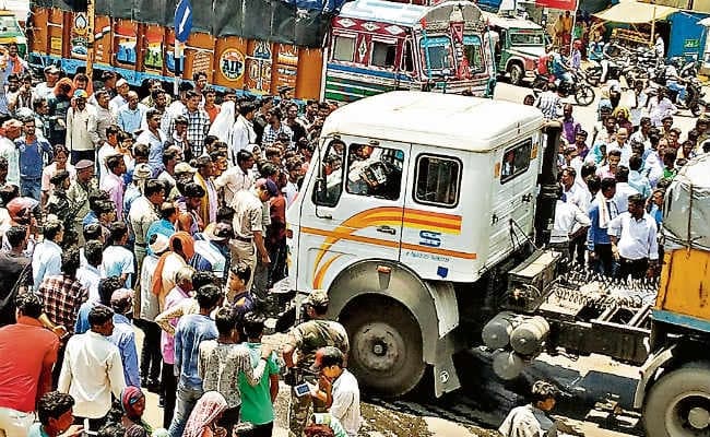 रांची/ओरमांझी :ट्रेलर की चपेट में आने से बाइक सवार मां-बेटी समेत तीन की मौत
