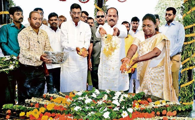 शहादत दिवस पर धरती आबा को राज्यपाल और सीएम ने दी श्रद्धांजलि, बोले रघुवर, बिरसा जयंती पर संग्रहालय का होगा लोकार्पण