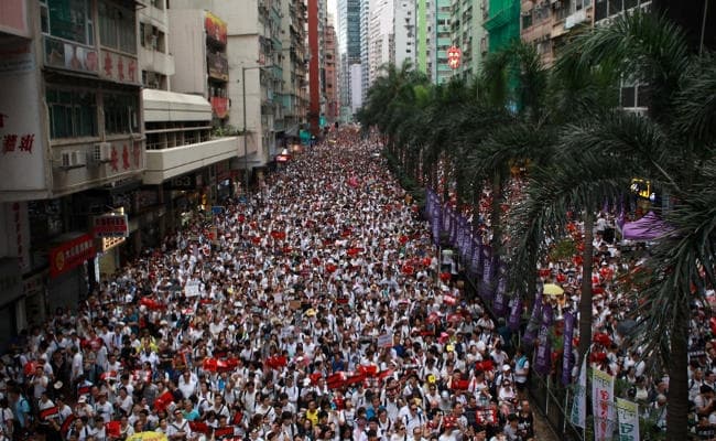 हांगकांग में चीन प्रत्यर्पण कानून के खिलाफ शांतिपूर्ण प्रदर्शन पर पुलिस की कार्रवाई