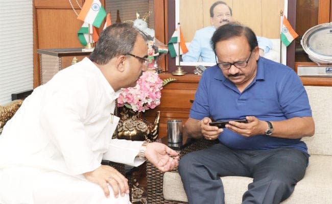 मंगल पांडेय ने केंद्रीय स्वास्थ्य मंत्री से मुलाकात कर AES और इंसेफेलाइटिस की दी जानकारी, बिहार आ सकते हैं डॉ हर्षवर्धन