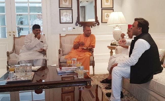 मुलायम सिंह बीमार, देखने पहुंचे मुख्यमंत्री आदित्यनाथ