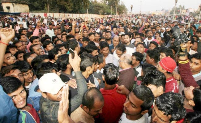 पंचायत प्रधान के घर का घेराव कर तोड़फोड़