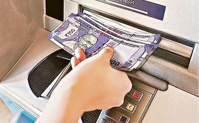 एक साल में 10 लाख कैश निकाले, तो लग सकता है टैक्स