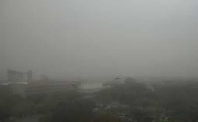 बदला मौसम. धूल उड़ने से परेशान रहे राहगीर