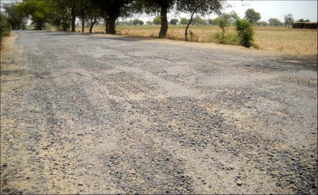 ओवरलोडेड ट्रकों से हाइवे की हालत पस्त