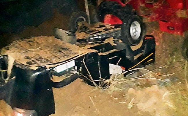 बिक्रम : तिलक चढ़ाने जा रहे टेंपो पर बालू लदा ट्रैक्टर पलटा, पांच की मौत