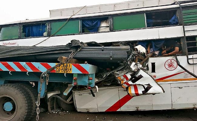 गुमला-रांची से मसौढ़ी आ रही बस छड़ लदे टेलर से टकरायी, 11 यात्रियों की मौत, सीएम ने दिया एक-एक लाख मुआवजे का निर्देश