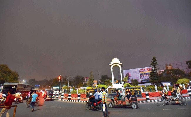 पटना : दिन में रही जबरदस्त गर्मी शाम को चली धूल भरी आंधी, दोपहर का उच्चतम तापमान रहा 43 डिग्री