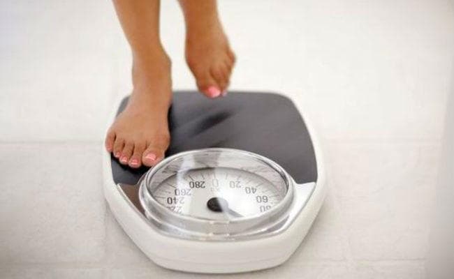 रात को रोशनी में सोने वाली महिलाओं को हो सकता है मोटापा बढ़ने का खतरा