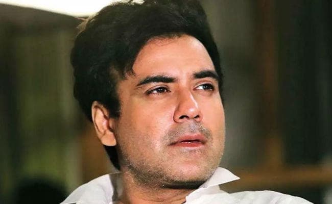 करण ओबेरॉय पर रेप का आरोप लगानेवाली महिला ने सरेंडर किये फोन, वकील ने पुलिस से पूछा सवाल