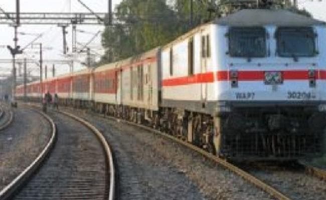 बलिया में ट्रेन से कटकर बिहार के दो युवकों समेत तीन की मौत, शौच के बाद रेल पटरी पर कर रहे थे आराम