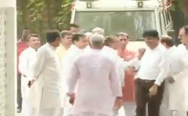 VIDEO : लोकसभा चुनाव में करारी हार के बाद कांग्रेस में आंतरिक कलह चरम पर, समीक्षा बैठक में भीड़े नेता