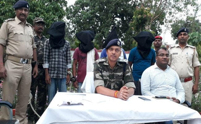 सिमडेगा : लाखों रुपये की लूट मामले में पुलिस को बड़ी सफलता, 4 अपराधी हथियार के साथ गिरफ्तार