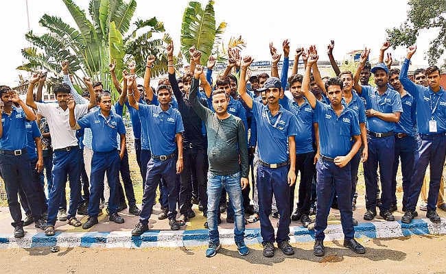 इंडिगो के लोडर-चालकों की हड़ताल से यात्री परेशान, देर से उड़ीं 15 जोड़ी फ्लाइटें