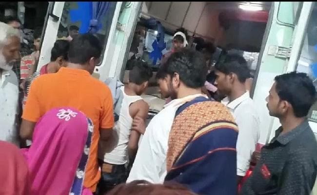 बिहार : सीवान में ट्रॉली पलटने से किशोर की मौत, दर्जनों घायल