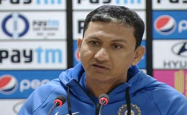 कोच बांगड़ ने कहा, धवन की मॉनिटरिंग कर रहे हैं, जरूरत पड़ी तो शंकर हो सकते हैं विकल्‍प