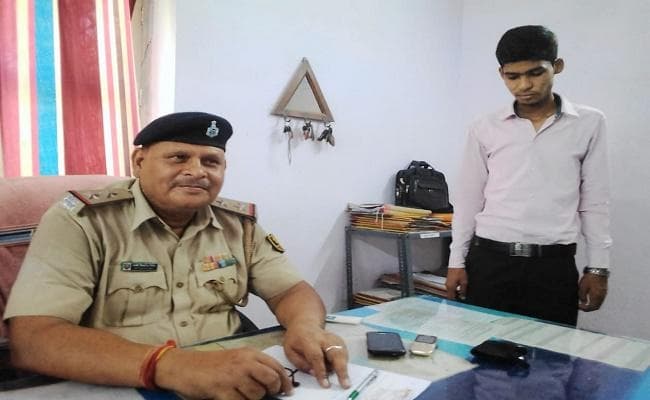 सीवान : फर्जी डीएम चढ़ा हत्थे, रेलकर्मियों पर झाड़ रहा था रौब