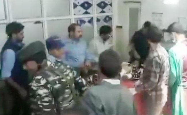 जम्मू-कश्मीर में आतंकवादी हमला, CRPF के 5 जवान शहीद, एक आतंकी भी ढेर
