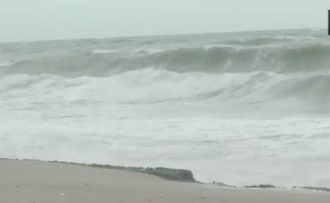#CycloneVayu गुजरात तट के करीब पहुंचा, 1.6 लाख लोगों को दूसरी जगह भेजा गया, 15 ट्रेनें रद्द