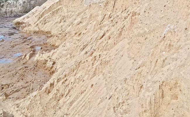 गुमला : बालू माफियाओं ने झोंकी प्रशासन की आंखों में धूल, जब्त वाहनों को लेकर भागे