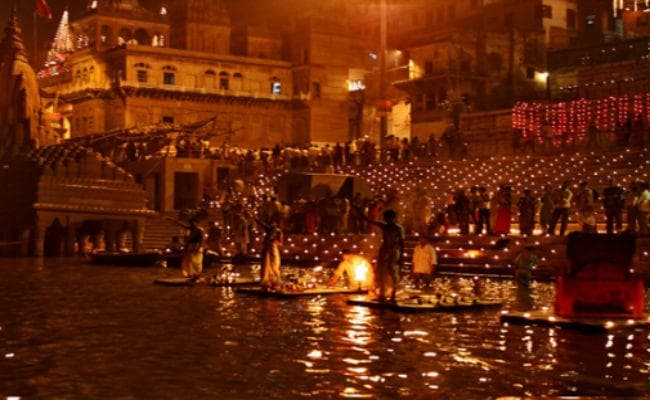 गंगा मइया की आरती के लिए फूल घाट पर उमड़ी भीड़