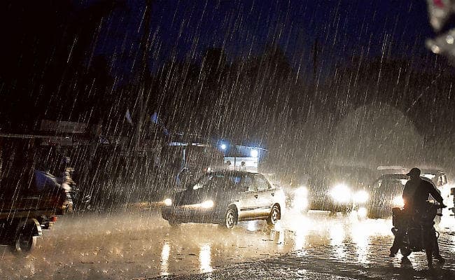 रांची : 42 किमी प्रति घंटे की रफ्तार से चली हवा, बारिश से मौसम हुआ सुहाना