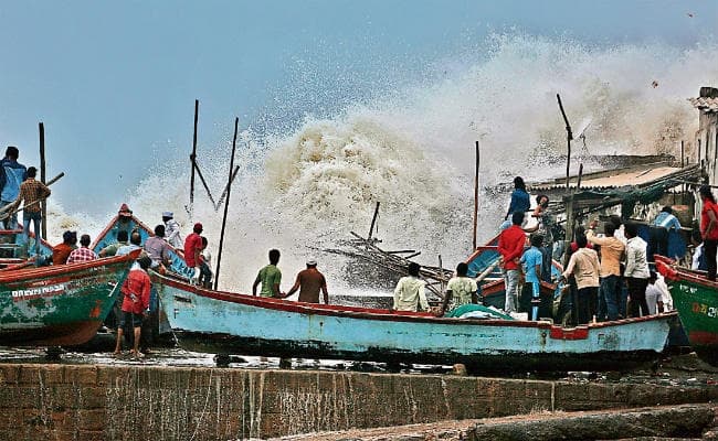 तूफान ‘वायु’: गुजरात हाइ अलर्ट पर, उड़ानें रद्द, कई ट्रेनें कैंसिल