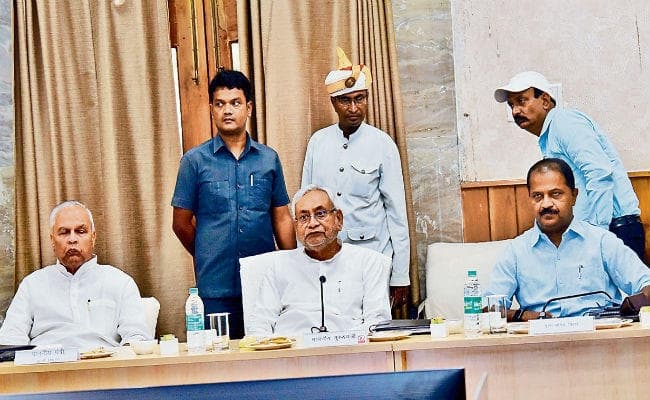 सीएम नीतीश ने समीक्षा बैठक में दिया निर्देश, जहां से शराब पकड़ाये, वहां के थानेदार को 10 साल तक नहीं दें थाने में पोस्टिंग