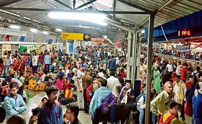 रांची : आंधी से रेलवे की बिजली हुई गुल, कई ट्रेनें विलंब से खुलीं