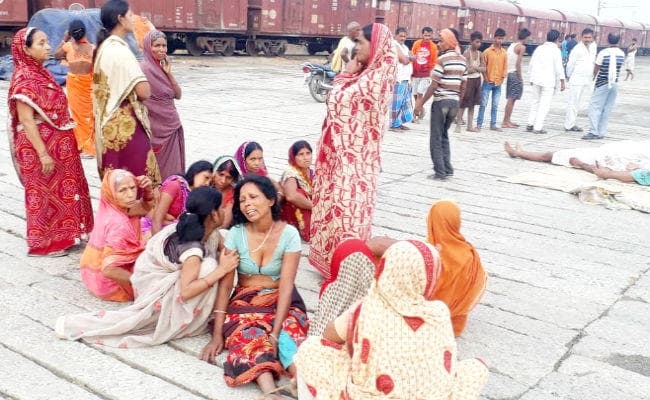 फतुहा के रेलवे यार्ड में सो रहे मुंशी और मजदूर को बेकाबू ट्रक ने रौंदा, मौत के बाद आक्राेशित मजदूरों ने किया हंगामा