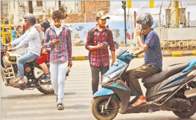 मोबाइल पर नोटिफिकेशन चेक करने के चक्कर में कट रहे दुनिया से