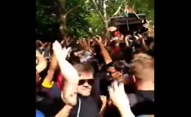 सोशल मीडिया से : जब भोजपुरी गाना ‘लॉलीपॉप लागे लू’ पर झूमे अंग्रेज, देखें वीडियो