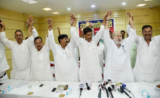 समर्थकों के साथ राष्ट्रीय महासचिव सत्यानंद शर्मा ने छोड़ी एलजेपी, पार्टी में लोकतंत्र नहीं होने का लगाया आरोप