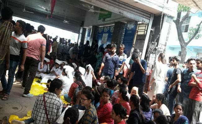 पश्चिम बंगाल : सागरदत्त मेडिकल कॉलेज के 18 डॉक्टरों ने दिया सामूहिक इस्तीफा, सीएम ने की सहयोग की अपील