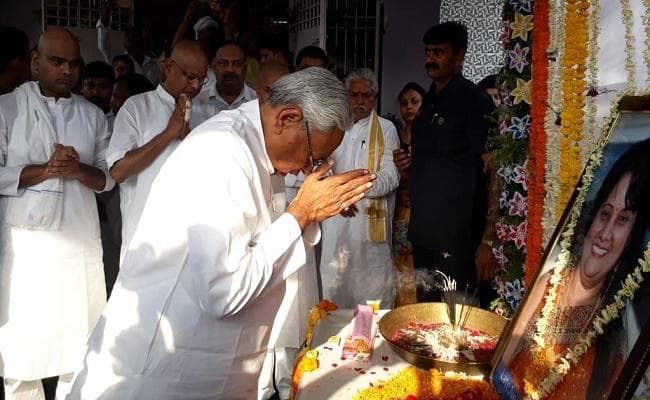 बिहार : मुख्यमंत्री नीतीश कुमार ने पूर्व विधायक नीता चौधरी को दी श्रद्धांजलि